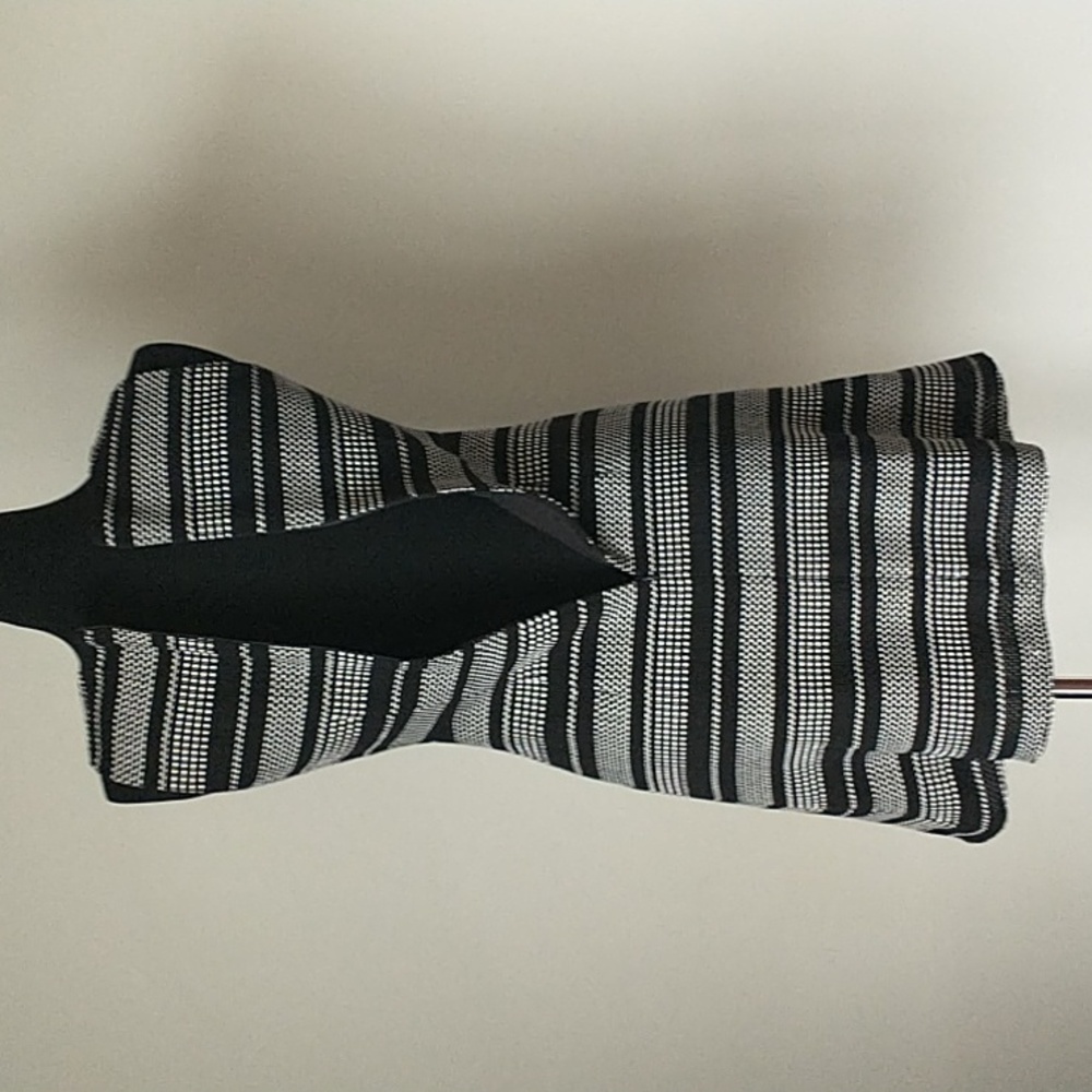 Black and White Sleeveless Dress - Picture 4 of 8